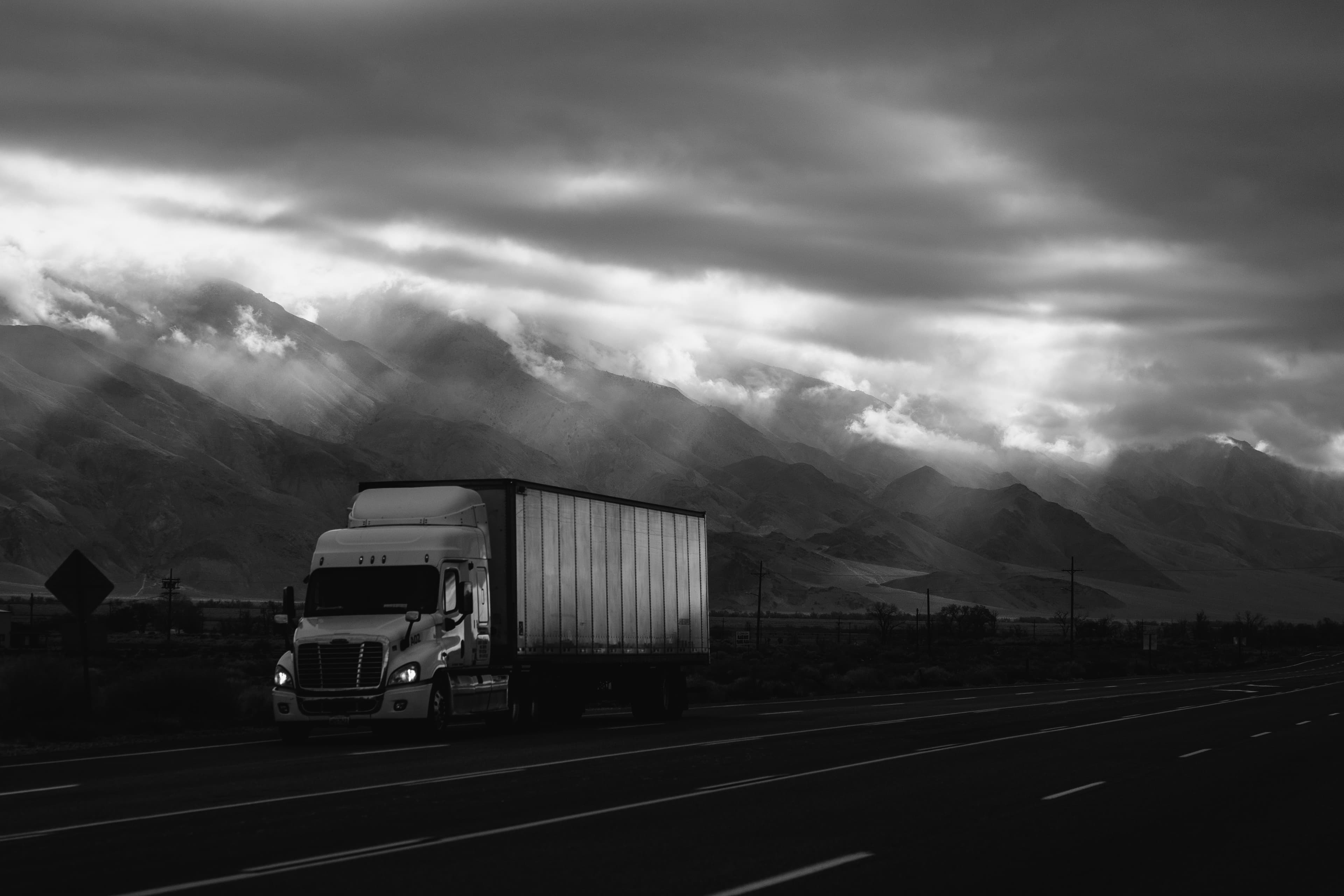 Camion sur route de montagne