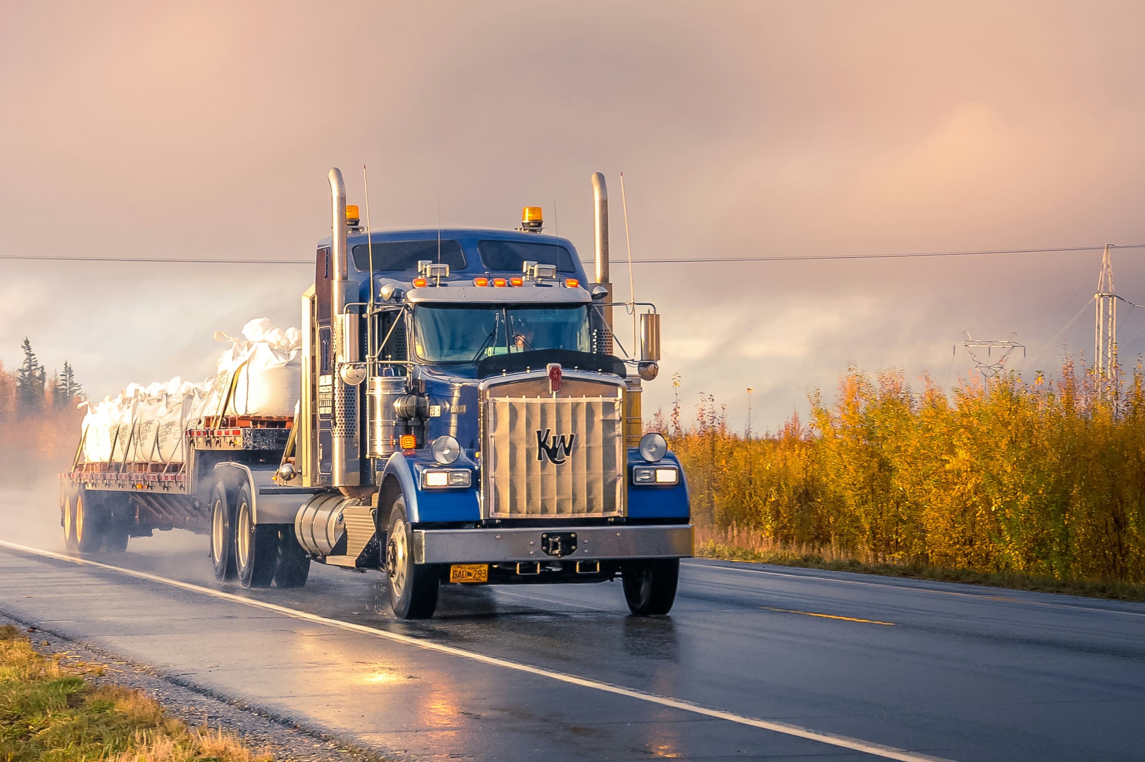 Camion flatbed sur autoroute